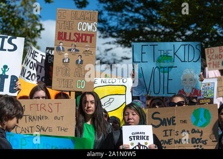 Vancouver, Canada. 27, septembre 2019. Des pancartes tenues par les manifestants. Grève du climat de Mars. Vancouver, Colombie-Britannique, Canada. Gerry Rousseau/Alamy Live News Banque D'Images