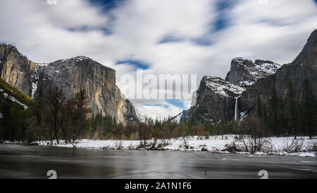 Les nuages au-dessus de la strie de Yosemite Valley en Californie Banque D'Images