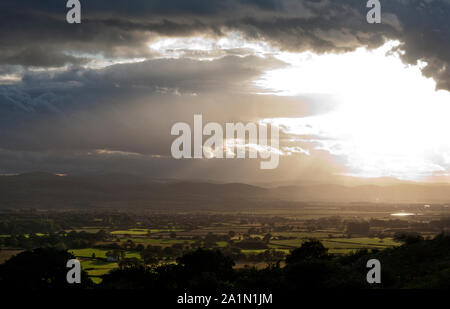 Ciel dramatique à Llandudno, Colwyn vers Anglesey et de Graig Fawr Meliden au-dessus de Prestatyn, Denbighshire, N. Wales Banque D'Images