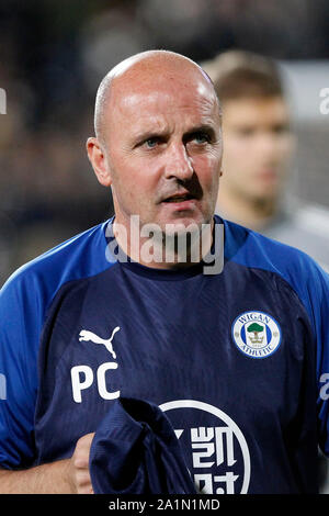 Londres, Royaume-Uni. 27 Sep, 2019. Wigan Athletic manager, Paul Cook au cours de l'EFL Sky Bet Championship match entre Fulham et Wigan Athletic à Craven Cottage, Londres, Angleterre le 27 septembre 2019. Photo par Carlton Myrie. Usage éditorial uniquement, licence requise pour un usage commercial. Aucune utilisation de pari, de jeux ou d'un seul club/ligue/dvd publications. Credit : UK Sports Photos Ltd/Alamy Live News Banque D'Images