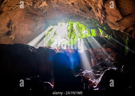 La lumière brille dans la grotte Banque D'Images