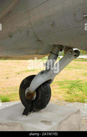 Un USAF MacDonald Douglas DC3/C47, l'avion mis à la terre et sur l'écran dans un parc au sud-est de la Thaïlande Banque D'Images