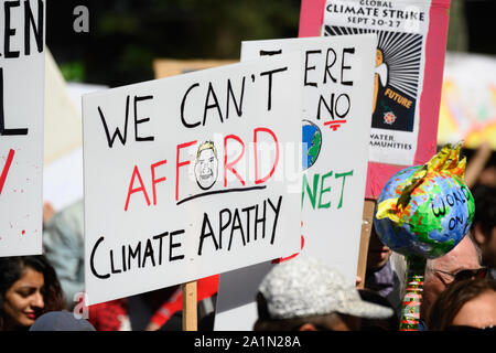 Un démonstrateur d'appels pour le premier ministre de l'Ontario, Doug Ford pendant la grève du climat à Toronto (Ontario) le 27 septembre 2019. Banque D'Images