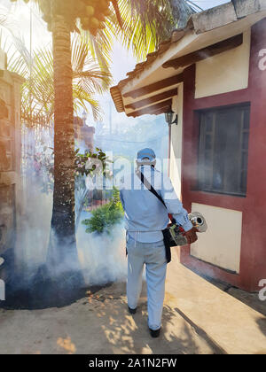 Propagation de l'homme pour éviter le brouillard poison virus de la dengue. Fumigation service d'insectes Banque D'Images