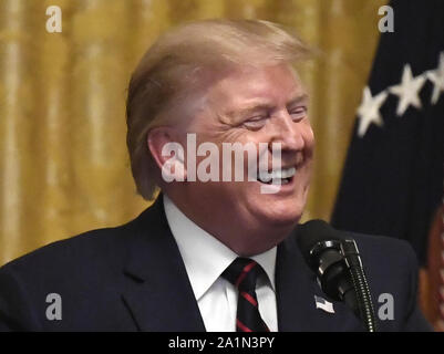 Washington, United States. 27 Sep, 2019. Le président Donald Trump reconnaît applaudissements comme il arrive pour un mois du patrimoine hispanique réception dans l'East Room de la Maison Blanche, vendredi 27 septembre 2019, à Washington, DC. Trump a noté l'acquis, les Hispaniques dans son cabinet et l'avancement de la démocratie en Amérique latine. Photo de Mike Theiler/UPI UPI : Crédit/Alamy Live News Banque D'Images