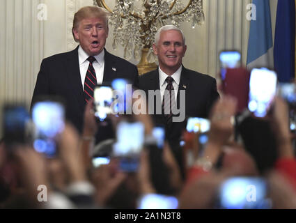 Washington, United States. 27 Sep, 2019. Le président Donald Trump (L) et le Vice-président Mike Pence sont accueillis par les clients et leurs téléphones portables qu'ils arrivent pour un mois du patrimoine hispanique réception dans l'East Room de la Maison Blanche, vendredi 27 septembre 2019, à Washington, DC. Trump a noté l'acquis, les Hispaniques dans son cabinet et l'avancement de la démocratie en Amérique latine. Photo de Mike Theiler/UPI UPI : Crédit/Alamy Live News Banque D'Images