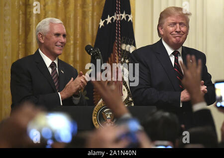 Washington, United States. 27 Sep, 2019. Le président Donald Trump (R) et le Vice-président Mike Pence écouter applaudissements que vous maintenez en place quatre doigts et quatre autres années 'chant' pendant un mois du patrimoine hispanique réception dans l'East Room de la Maison Blanche, vendredi 27 septembre 2019, à Washington, DC. Trump a noté l'acquis, les Hispaniques dans son cabinet et l'avancement de la démocratie en Amérique latine. Photo de Mike Theiler/UPI UPI : Crédit/Alamy Live News Banque D'Images