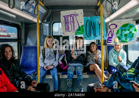 Jeunes filles en autobus avec des panneaux allant à Greta Thunberg inspiré Global Climate Strike, Vancouver, Colombie-Britannique, Canada Banque D'Images