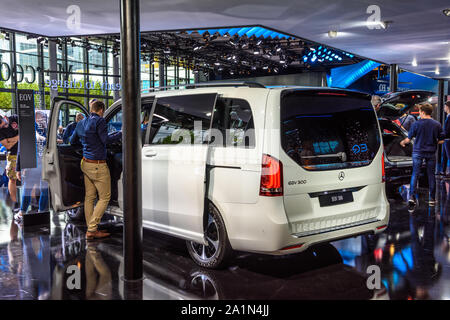 Francfort, Allemagne - Sept 2019 : blanc MERCEDES-BENZ EQV 300 AVANTGARD petit bus électrique, IAA International Motor Show Salon International de l'auto. Banque D'Images