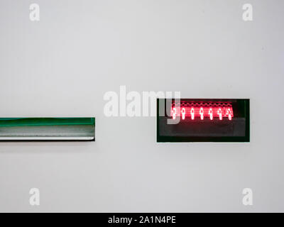 Lecteur avec un rétroéclairage LED rouge dans le terminal de paiement pour un large éventail de services sans intervention de l'opérateur. Sur la gauche est une fenêtre pour l'émission Banque D'Images