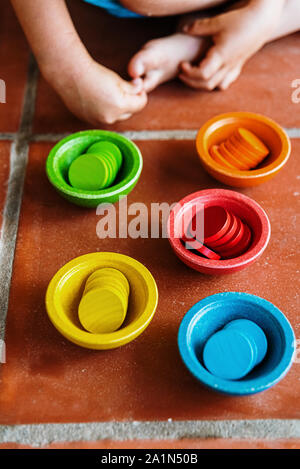 Set de récipients en forme de bols en bois, en plusieurs couleurs, montessori jeux éducatifs. Banque D'Images