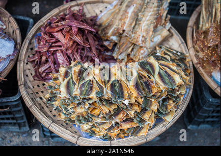 Poisson séché sur un panier en osier dans le marché Vietnam Banque D'Images