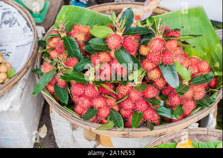 Bouquet de ramboutan dans le panier en osier sur les Vietnamiens marché Banque D'Images