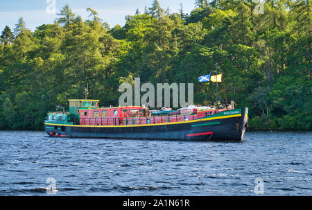 Péniche hollandaise Ros Crana entre dans le Loch Ness sur le Canal Calédonien dans les Highlands, Ecosse Banque D'Images