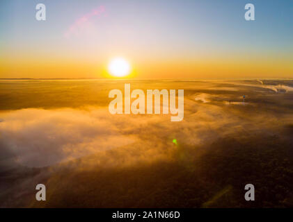 Misty paysage de rêve fantastique panorama lever du soleil sur les nuages de brume au-dessus de Forrest. Voir ci-dessous pour foggy forest hills. Banque D'Images