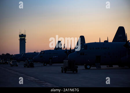 Le soleil se lève sur une aire de C-130H Hercules en début de matinée à la 179e Airlift Wing, Mansfield, Ohio, en tant que préposés à préparer l'avion pour les opérations quotidiennes, 25 Septembre, 2019. La 179e Escadre de transport aérien est toujours pour mission d'être le premier choix pour répondre aux missions de l'État fédéral et avec une équipe d'aviateurs. (U.S. Air National Guard photo de Tech. Le Sgt. Joe Harwood) Banque D'Images