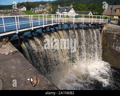 L'eau en cascade sur des portes de l'écluse à Fort Augustus sur une journée ensoleillée en été. Banque D'Images