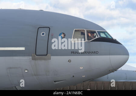 Une force aérienne néerlandaise KDC-10 vagues pilote avant le décollage de la mobilité au cours de l'exercice 2019 Gardien à Fairchild Air Force Base, Washington, le 27 septembre 2019. La mobilité de l'exercice est gardien de l'Air Mobility Command, premier exercice de la mobilité à grande échelle. Grâce à une solide formation, mobilité et les tuteurs améliore la préparation et les capacités de mobilité d'aviateurs canadiens à offrir la mobilité mondiale rapide et crée une plus mortels et prêt de la Force aérienne. (U.S. Photo de l'Armée de l'air par le sergent. Dana J. câble) Banque D'Images