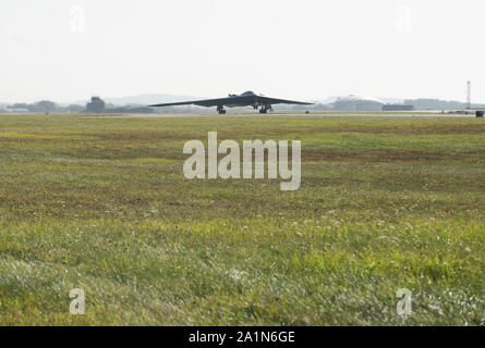 Un B-2 Spirit décolle d'une piste sur le 19 septembre 2019, à la Royal Air Force Fairford, Angleterre. Trois B-2 déployés à RAF Fairford dans le cadre de task force de bombardement de l'Europe, qui a contesté les avions furtifs, ainsi que la Marine et l'équipement de soutien de Whiteman Air Force Base, Colorado, à l'intégration et l'confuct les opérations de vol à l'avant endroits à travers l'Europe. (U.S. Photo de l'Armée de l'air par le sergent. Kayla blanc) Banque D'Images