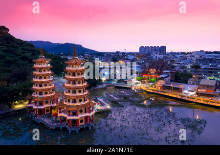 Vue aérienne de l'étang de lotus et pagodes Tigre Dragon de nuit. La ville de Kaohsiung. Taiwan Banque D'Images