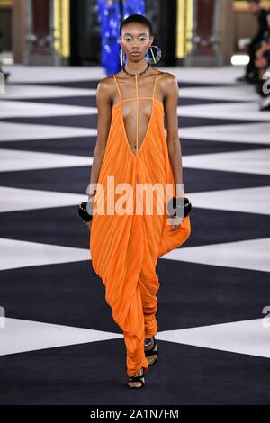 Paris, France. 27 Sep, 2019. BALMAIN SS20 piste pendant la Fashion Week de Paris - Paris, France 27/09/2019 | Crédit dans le monde entier d'utilisation : dpa/Alamy Live News Banque D'Images