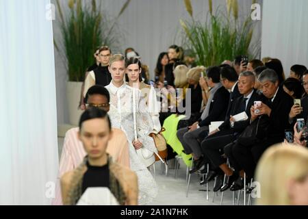 Paris, France. 27 Sep, 2019. LOEWE SS20 piste pendant la Fashion Week de Paris - Paris, France 27/09/2019 Credit : dpa/Alamy Live News Banque D'Images