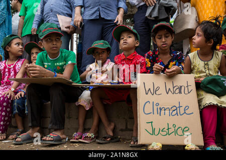 DHAKA, BANGLADESH - Septembre 27 : Les enfants et les manifestants se rassemblent pour assister à un rassemblement grève climatique au Bangladesh le 27 septembre 2019. Pe du Bangladesh Banque D'Images