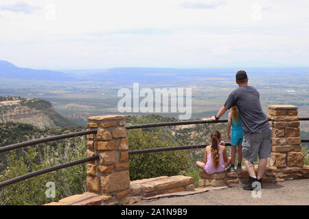 Père profiter de la vue avec ses filles Banque D'Images