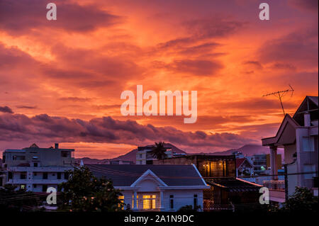 Magnifique coucher de soleil violet orange sur la ville Banque D'Images