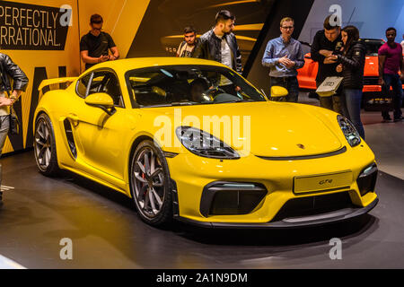 Francfort, Allemagne - Sept 2019 : Porsche Cayman GT4 coupé, IAA International Motor Show Salon International de l'auto. Banque D'Images