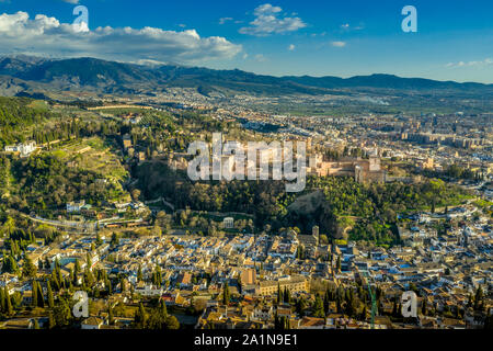 Vue panoramique aérienne du complexe de l'Alhambra à Grenade en Espagne avec des murs et des tours et des palais Banque D'Images