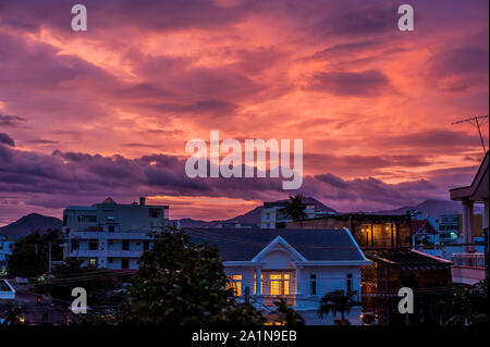 Magnifique coucher de soleil violet orange sur la ville Banque D'Images