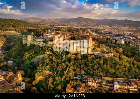 Vue panoramique aérienne du complexe de l'Alhambra à Grenade en Espagne avec des murs et des tours et des palais Banque D'Images