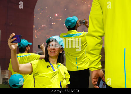 Doha, Qatar. 27 Sep, 2019. Un bénévole prend vos autoportraits à la cérémonie d'ouverture des Championnats du monde d'athlétisme de l'IAAF de 2019 à Doha, Qatar, le 27 septembre 2019. Credit : Wang Jingqiang/Xinhua/Alamy Live News Banque D'Images