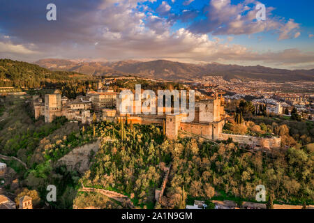 Vue panoramique aérienne du complexe de l'Alhambra à Grenade en Espagne avec des murs et des tours et des palais Banque D'Images