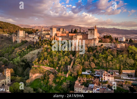 Vue panoramique aérienne du complexe de l'Alhambra à Grenade en Espagne avec des murs et des tours et des palais Banque D'Images