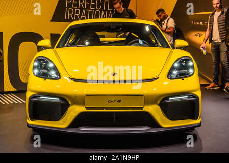 Francfort, Allemagne - Sept 2019 : Porsche Cayman GT4 coupé, IAA International Motor Show Salon International de l'auto. Banque D'Images