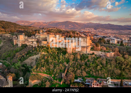 Coucher du soleil aérienne vue panoramique de la forteresse de l'Alhambra et complexe de palais entouré de murs médiévaux et des tours à Grenade Andalousie Espagne Banque D'Images