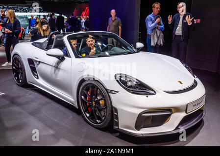 Francfort, Allemagne - Sept 2019 : blanc Porsche Cayman 718 SPYDER Cabrio, IAA International Motor Show Salon International de l'auto. Banque D'Images