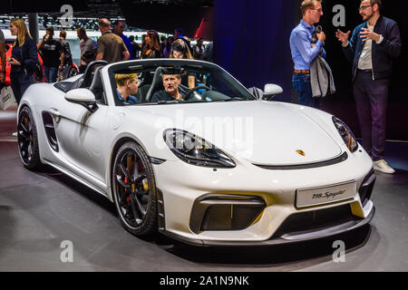 Francfort, Allemagne - Sept 2019 : blanc Porsche Cayman 718 SPYDER Cabrio, IAA International Motor Show Salon International de l'auto. Banque D'Images