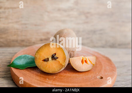 fruits frais de sapodilla sur fond de bois ancien Banque D'Images