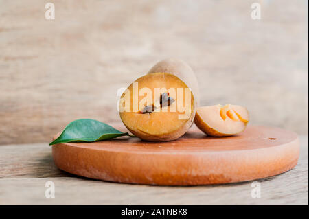 fruits frais de sapodilla sur fond de bois ancien Banque D'Images