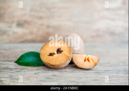 fruits frais de sapodilla sur fond de bois ancien Banque D'Images