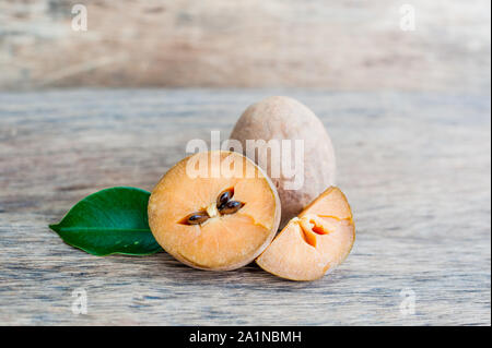 fruits frais de sapodilla sur fond de bois ancien Banque D'Images