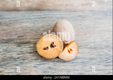 fruits frais de sapodilla sur fond de bois ancien Banque D'Images