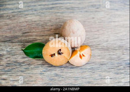 fruits frais de sapodilla sur fond de bois ancien Banque D'Images