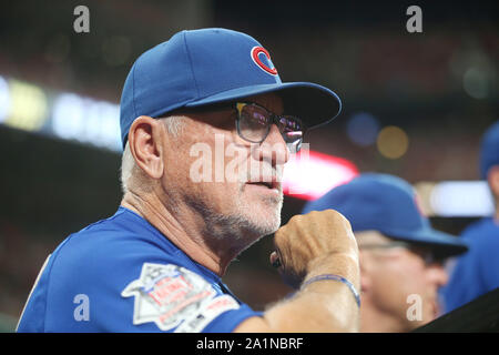 Saint Louis, États-Unis. 27 Sep, 2019. Chicago Cubs manager Joe Maddon regarde son équipe prendre sur la Cardinals de Saint-Louis au Busch Stadium de Saint-louis le vendredi 27 septembre, 2019. Photo de BIll Greenblatt/UPI UPI : Crédit/Alamy Live News Banque D'Images