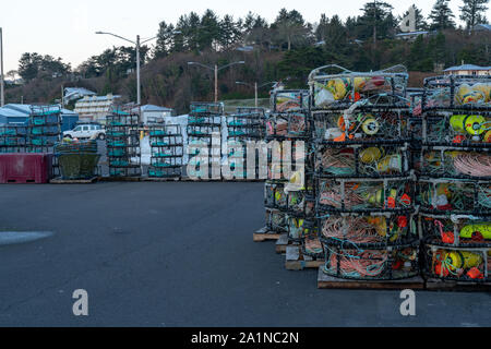 Pièges à crabes, des pots et des flotteurs, empilées sur le quai,Yaquina Bay Newport, Oregon Banque D'Images