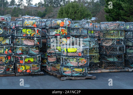 Pièges à crabes, des pots et des flotteurs, empilées sur le quai,Yaquina Bay Newport, Oregon Banque D'Images