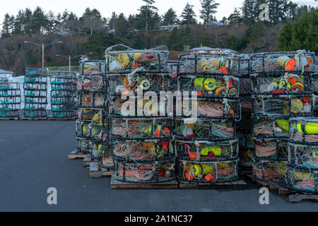 Pièges à crabes, des pots et des flotteurs, empilées sur le quai,Yaquina Bay Newport, Oregon Banque D'Images